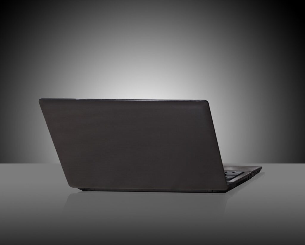 Wymiana komputera przenośnego to dla wielu użytkowników nie tylko kwestia technologicznej aktualizacji, ale także moment redefinicji sposobu pracy.